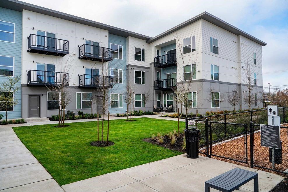 a sidewalk in front of an apartment building