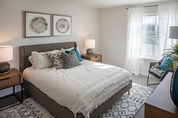 bedroom with light finishes - Photo Gallery 21