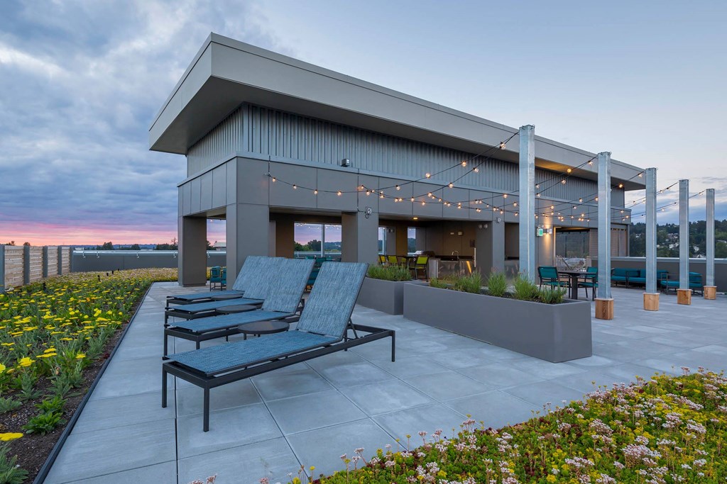 a patio with benches and a building in the background