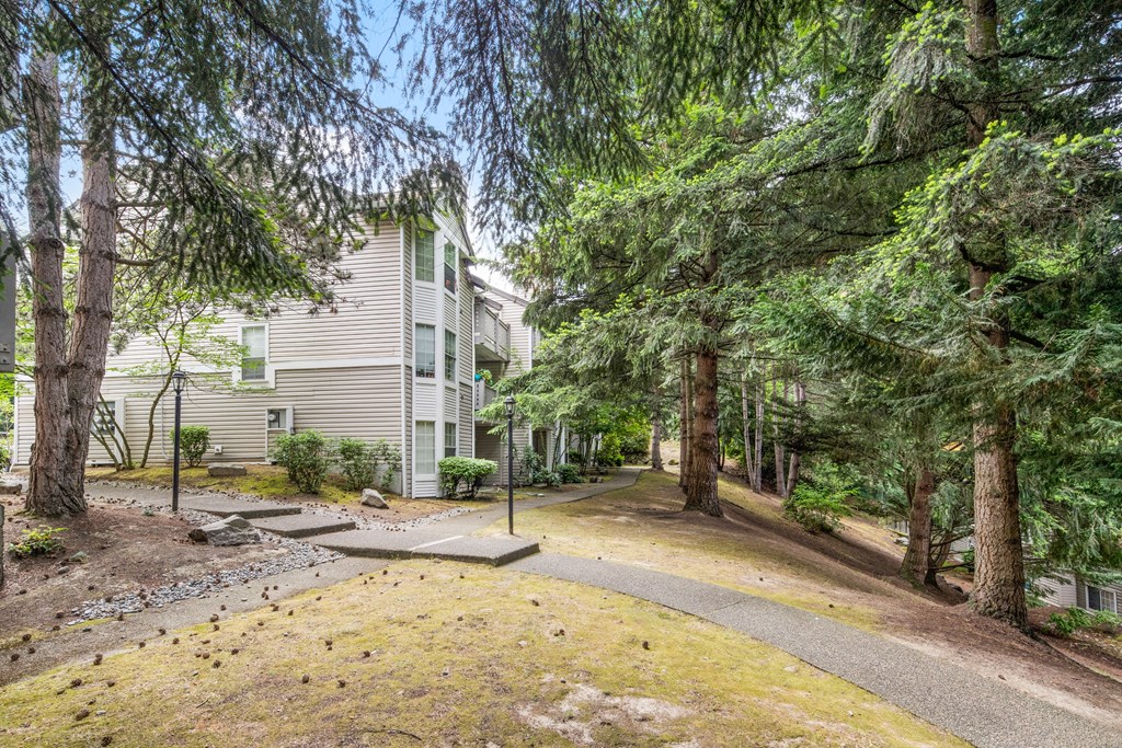 additional photo for property listing at chic digs with room to stretch out in the village 22 car