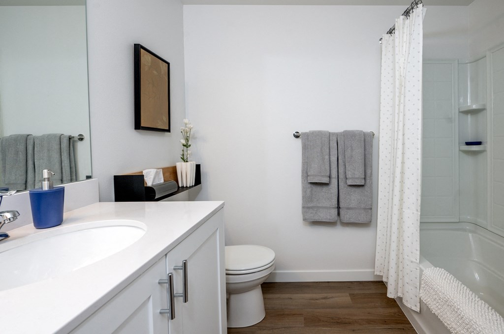 first floor : bedroom has a king sized bed with industry and a private bath