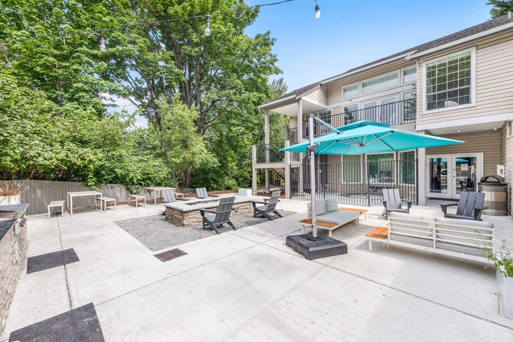 the courtyard at the whispering winds apartments in pearland, tx