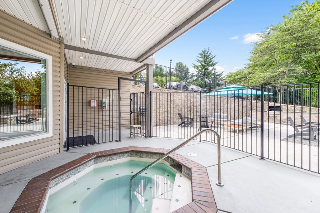 hot tub and patio at the whispering winds apartments in pearland, tx