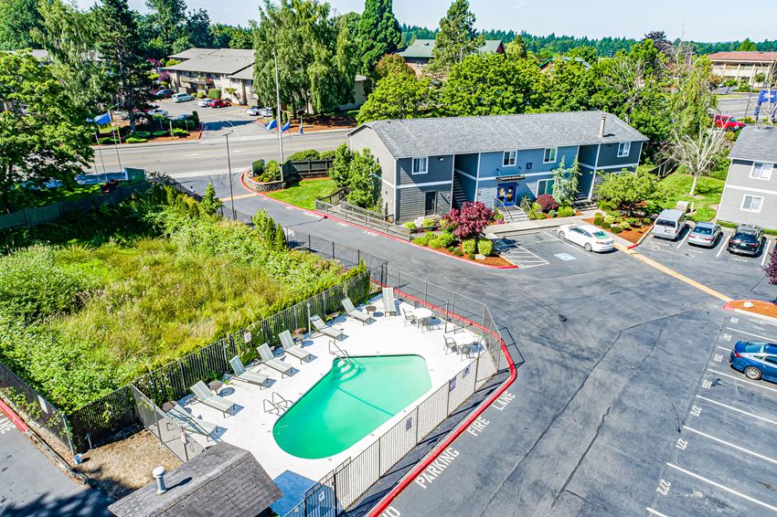 An aerial view image of the property and pool. - Photo Gallery 1