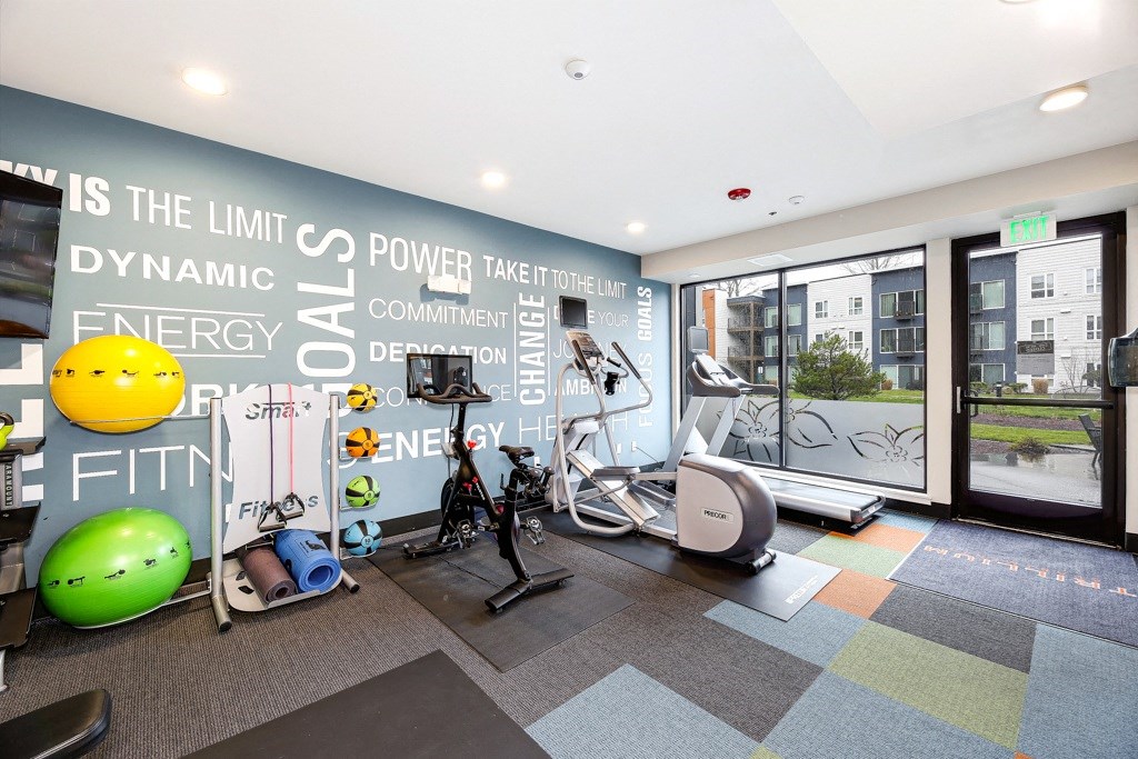 the gym at the landing at pullman apartments in pullman