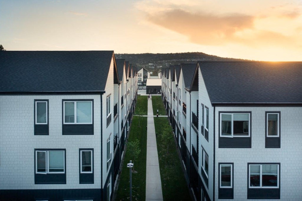 Outpost44_Bend_OR_Exterior_6_row