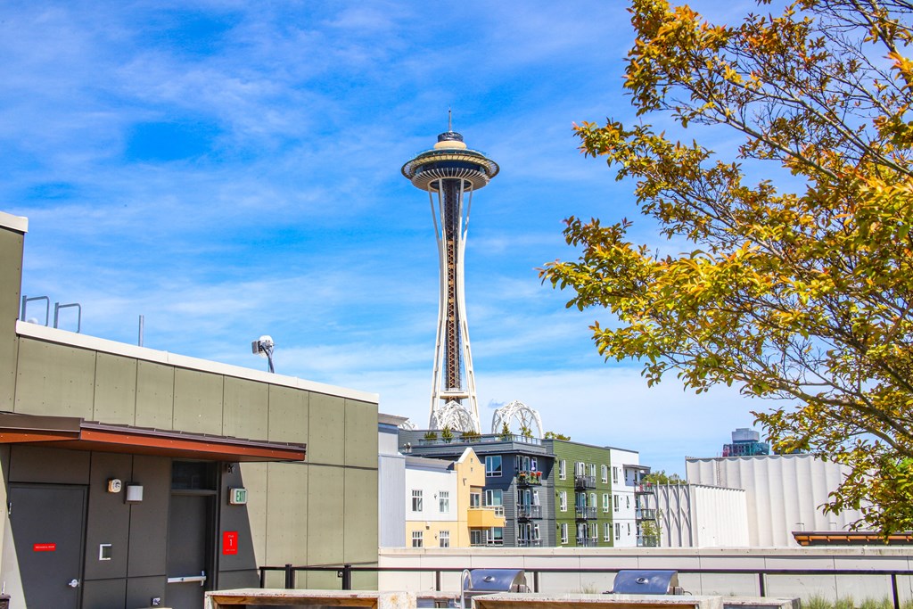 a view of the space needle in the city