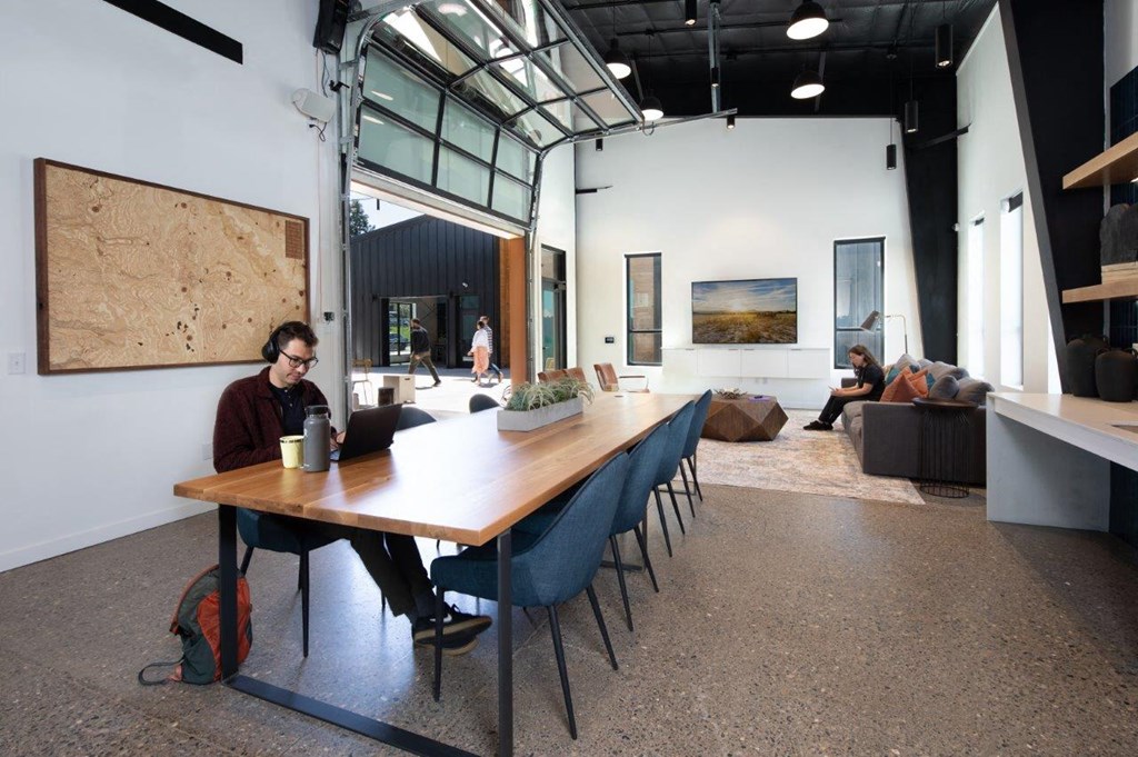 Outpost44_Bend_OR_Amenity_6_lounge workspace