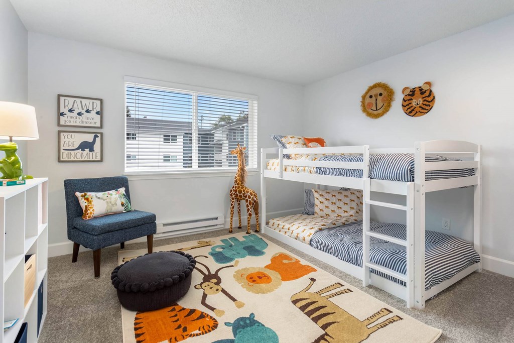 A room with bunk beds and a giraffe.