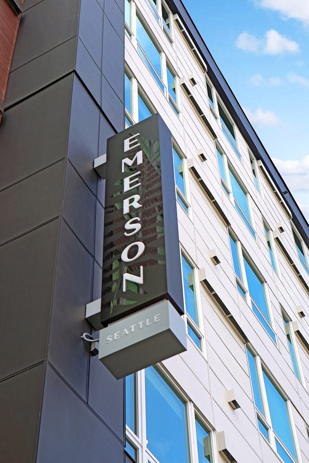 a sign on the side of a building that reads nemo