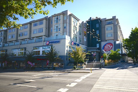 A city street with a large building on the corner with a sign that says "Famous".