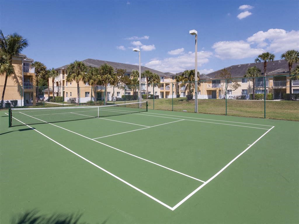 a tennis court at the apartments for rent