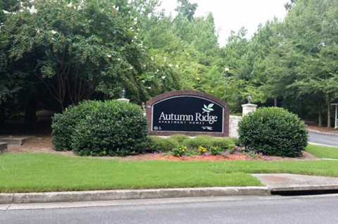 a sign for the alumni ridge on the side of a street