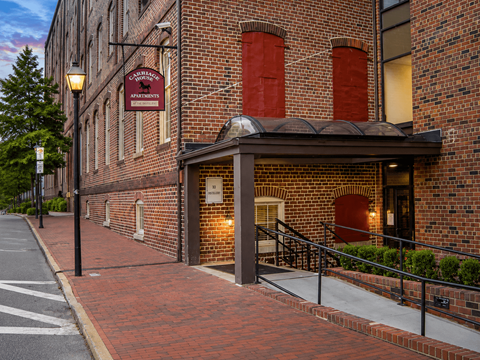 A brick building with a sign that says "The Pineapple Inn".