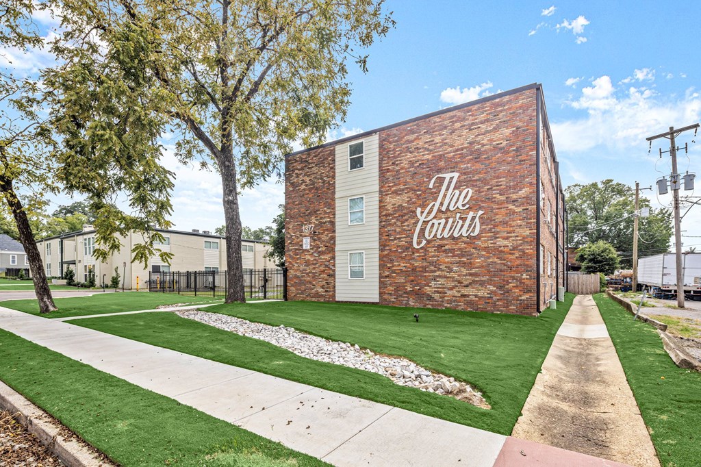 our apartments offer a spacious yard and green grass at The Courts Midtown, Memphis, Tennessee