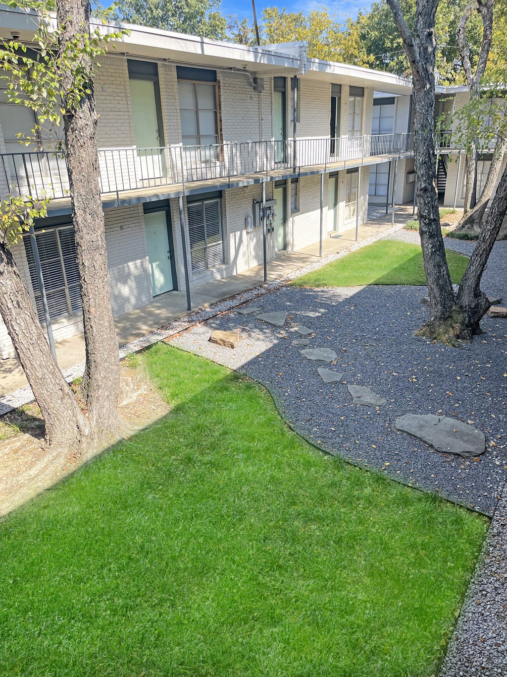 a view of the courtyard at the whispering winds apartments in pearland, tx at The Junction, Memphis, TN