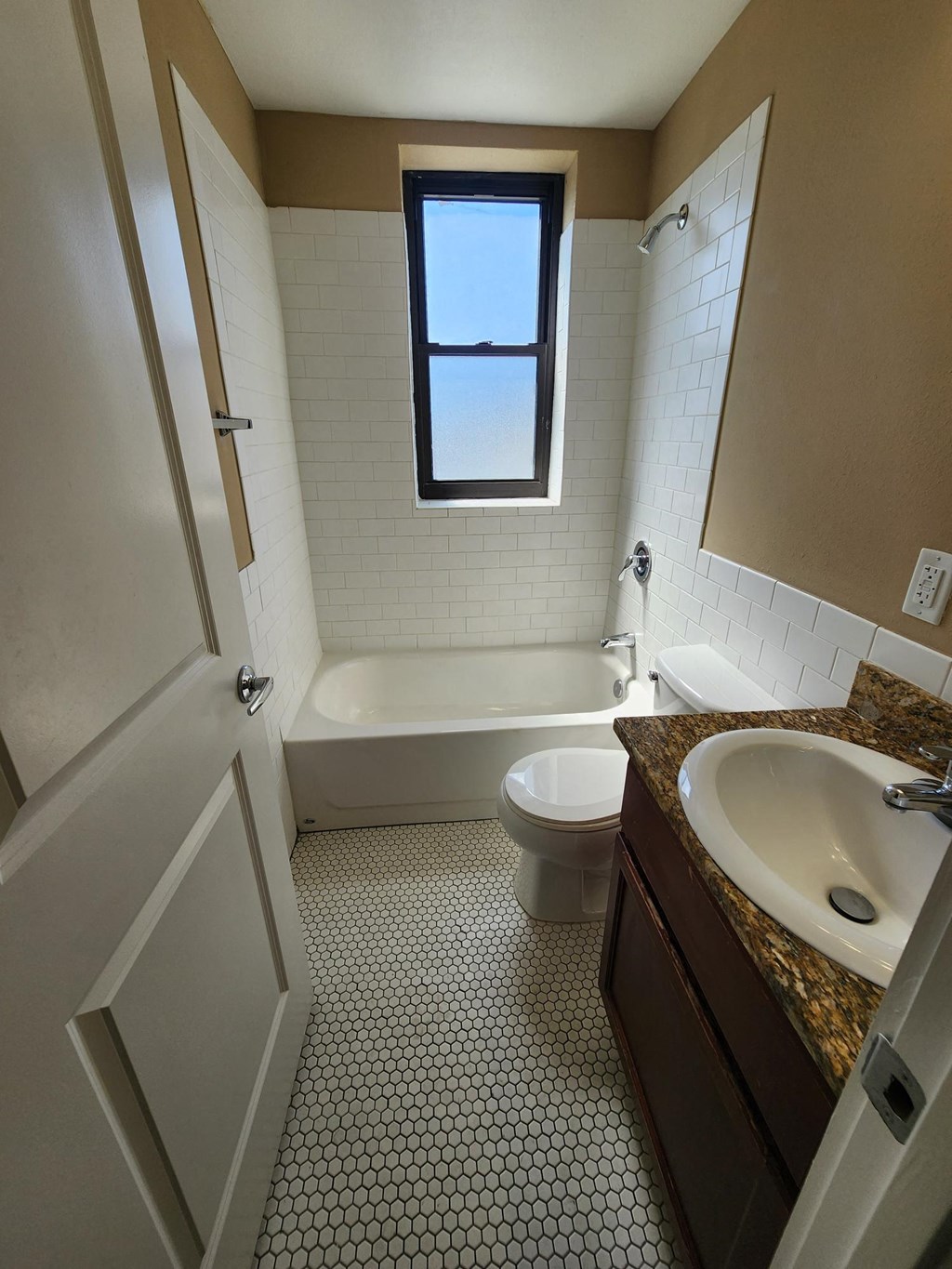 Bathroom With Bathtub at Convent Gardens Apartments, Missouri, 63108