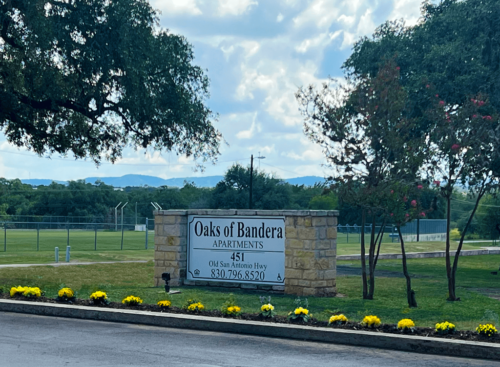 the sign for the oaks of baxter elementary school in front of a field