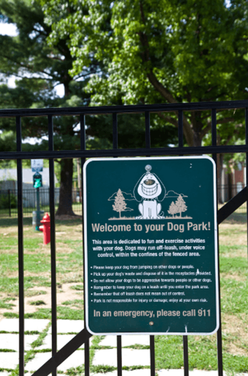 a sign that says welcome to your dog park in an emergency call 911