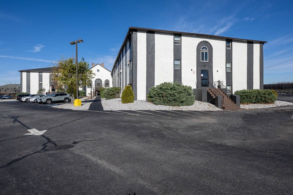 Kent apartment exterior parking lot