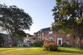 Outdoor Beautiful Landscaping Beverly Commons Landscaping at Beverly Commons Apartments - Photo Gallery 2
