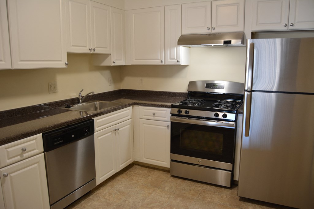 Quincy Commons kitchen with stainless steel appliances and bright white finishes