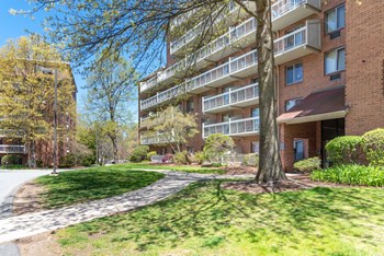 Side view of Kimball Court in Woburn - Photo Gallery 3