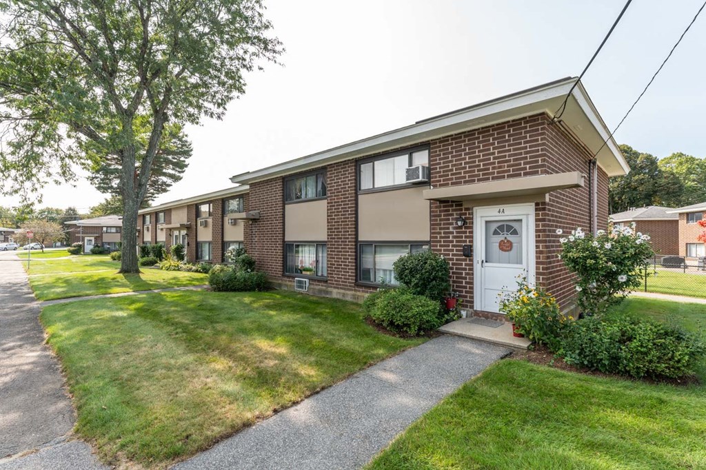 Pelahm apartment building with lawn and large tree
