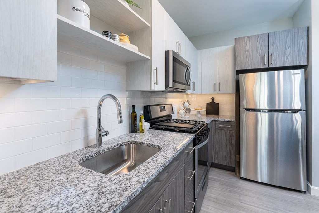 Mable granite kitchen counters with undercabinet lighting