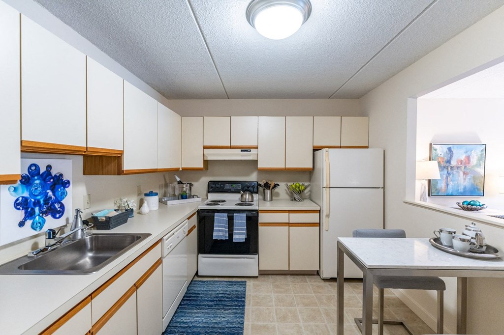 the preserve at ballantyne commons apartment kitchen and dining area