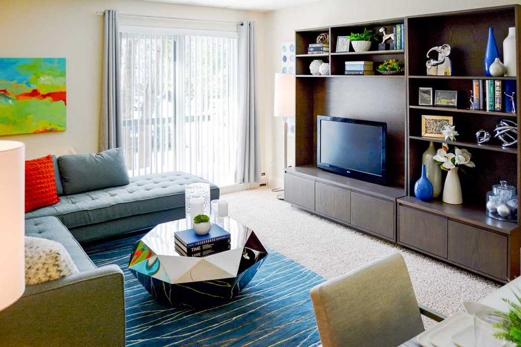 Weymouth Commons living room and dining room