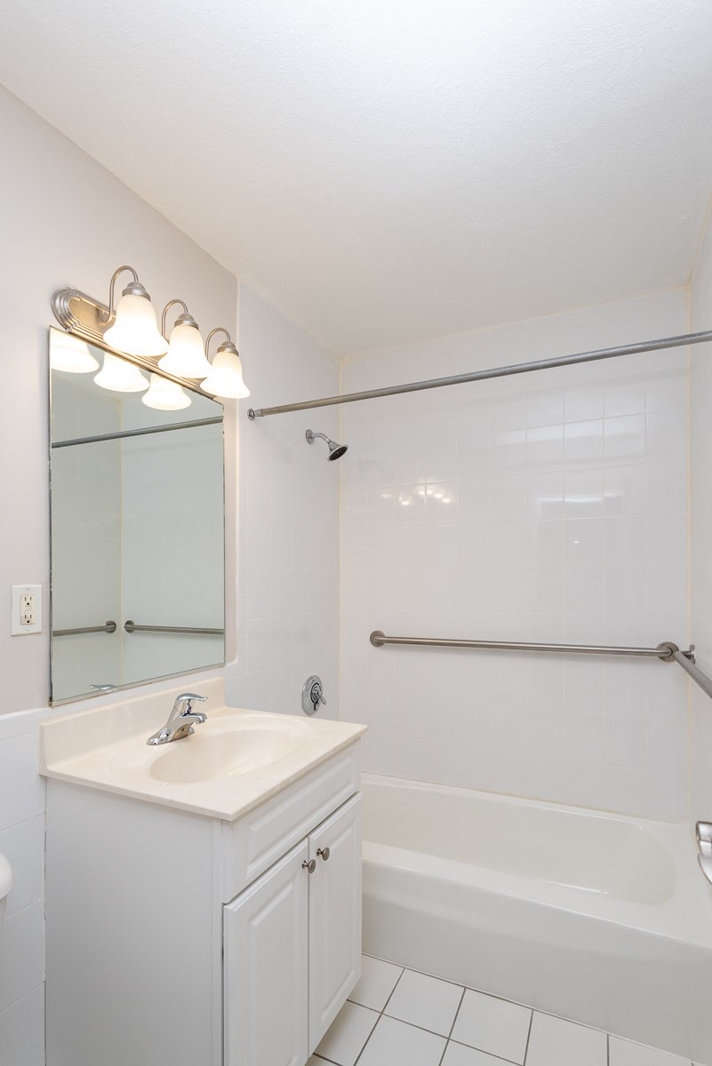 Quincy commons one bedroom bathroom with bright white clean finishes