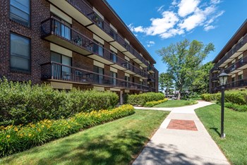 Quincy commons manicured landscaping and shrubbery between buildings - Photo Gallery 2