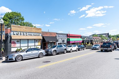 Shops and restaurants in downtown Dorchester - Photo Gallery 4