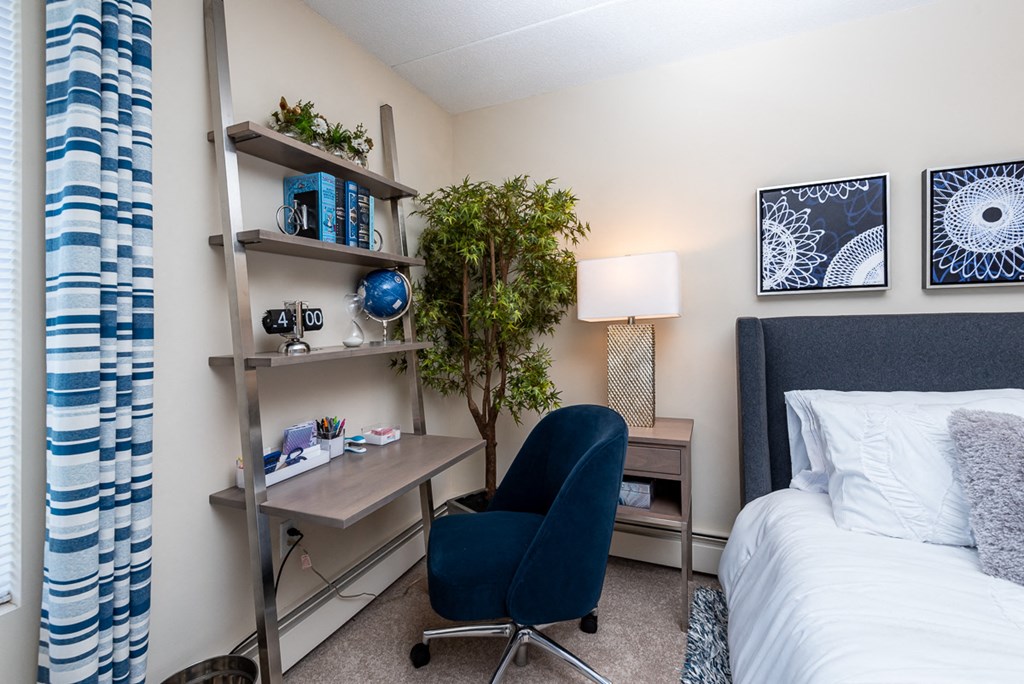 Faxon commons bedroom with desk