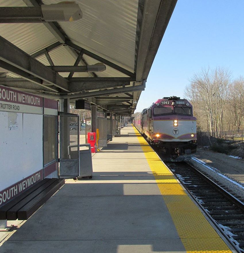 Photo of commuter rail train near the mastlight
