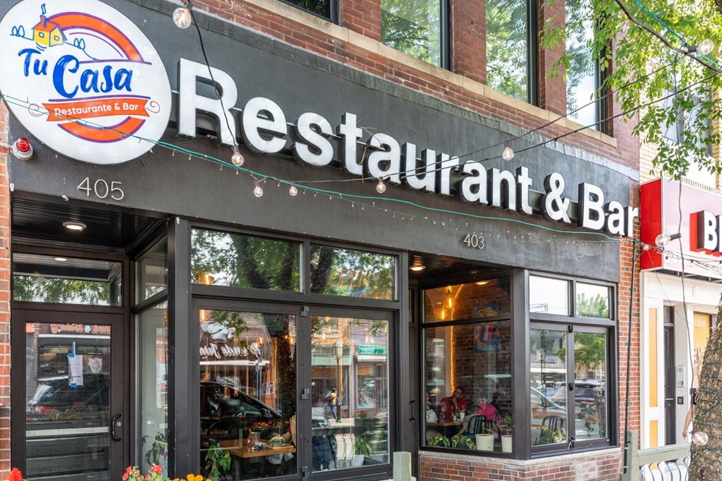 A restaurant and bar named Tu Casa is located at 405.