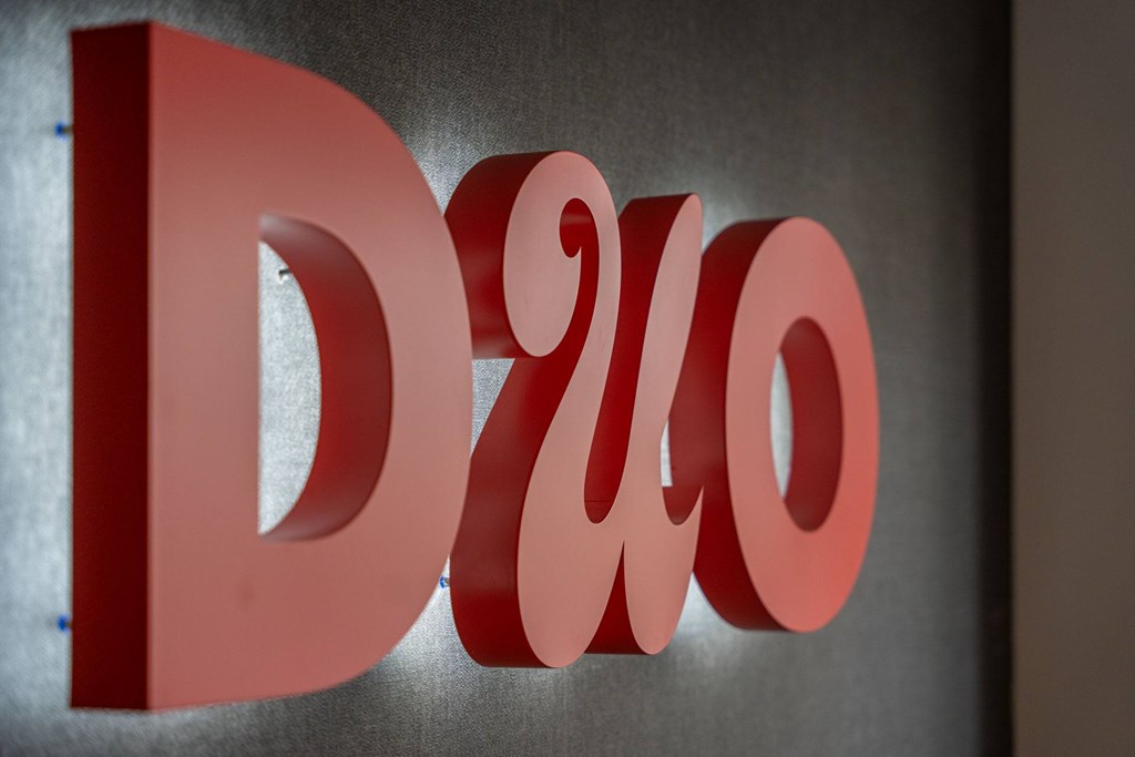 A red 3D text "D20" is mounted on a grey wall.