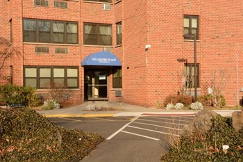 Entrance Way And Parking Lot Sycamore Place Apartments. - Photo Gallery 2