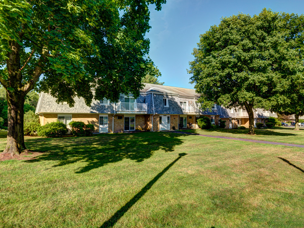 Sprawling grounds at Rolling Green Apartments in Amherst, MA