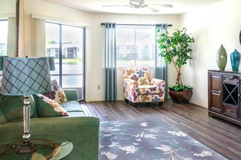 Living Room at Fishermans Landing Apartments in Ormond Beach, FL. - Photo Gallery 4