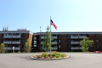 Front Courtyard And Entrance Way Stratton Hill Apartments. - Photo Gallery 6