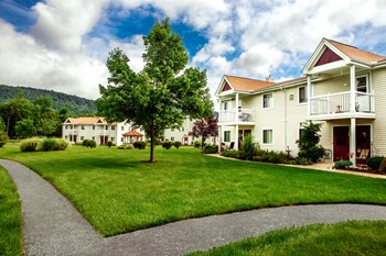 Exterior View of Apartment Entrance and Walkways. - Photo Gallery 6