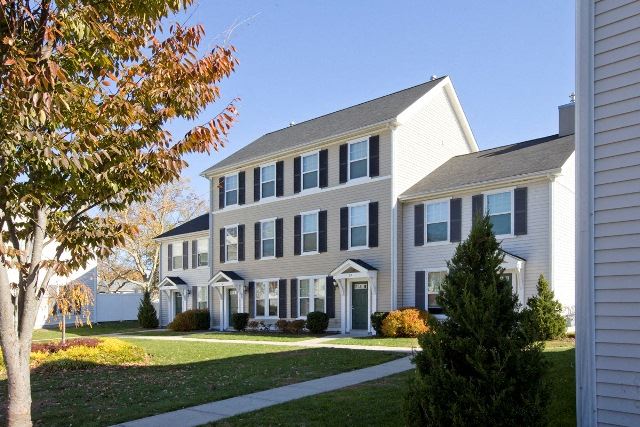 Exterior Of Building With Front Yard And Driveway Exterior Of Building With Front Yard And Driveway. - Photo Gallery