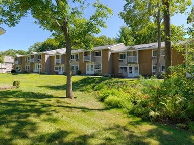 202 Chatham West Drive 1-4 Beds Apartment for Rent - Photo Gallery 1