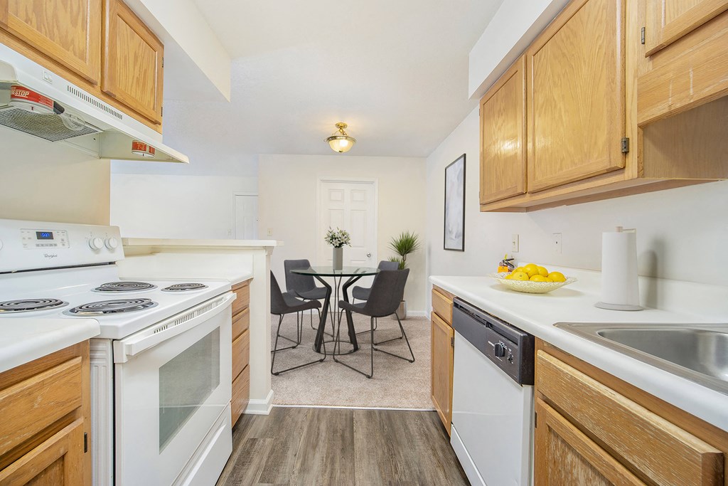 the preserve at ballantyne commons apartment kitchen and dining area