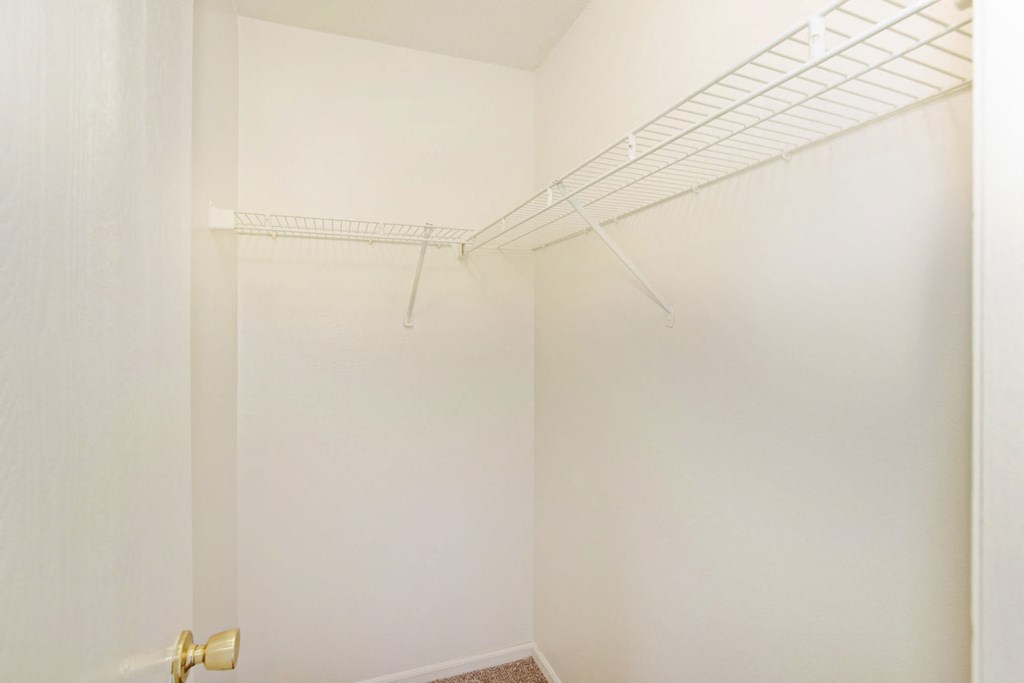 900 west walk in closet 