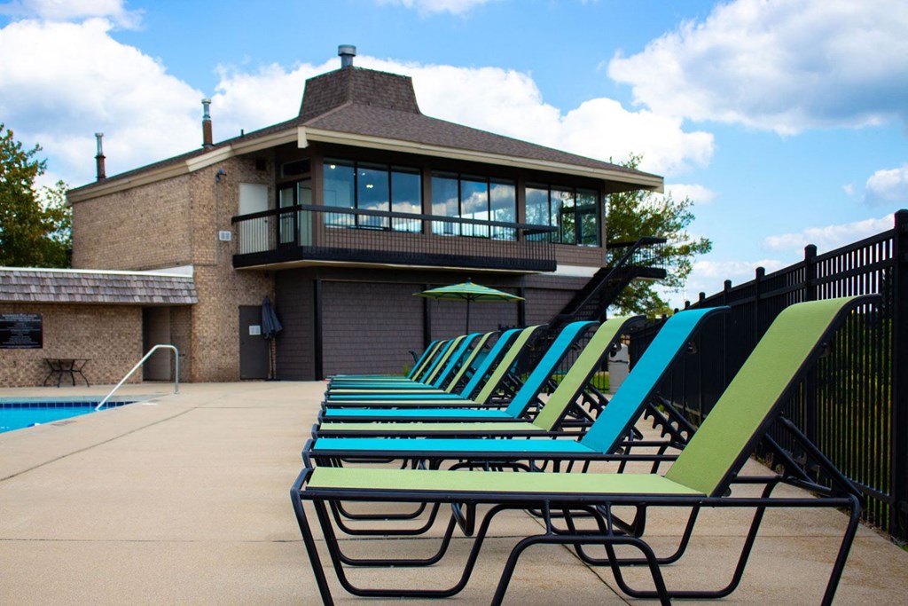 a row of pool chairs in front of a building