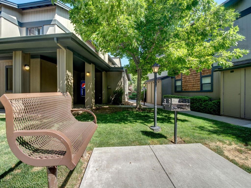 Courtyard With Green Space at University Square Apartments, Flagstaff, Arizona