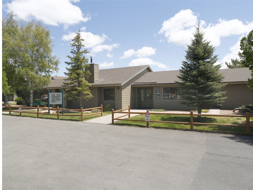 Exterior Landscape at Country Club Meadows Apartments, Flagstaff, AZ
